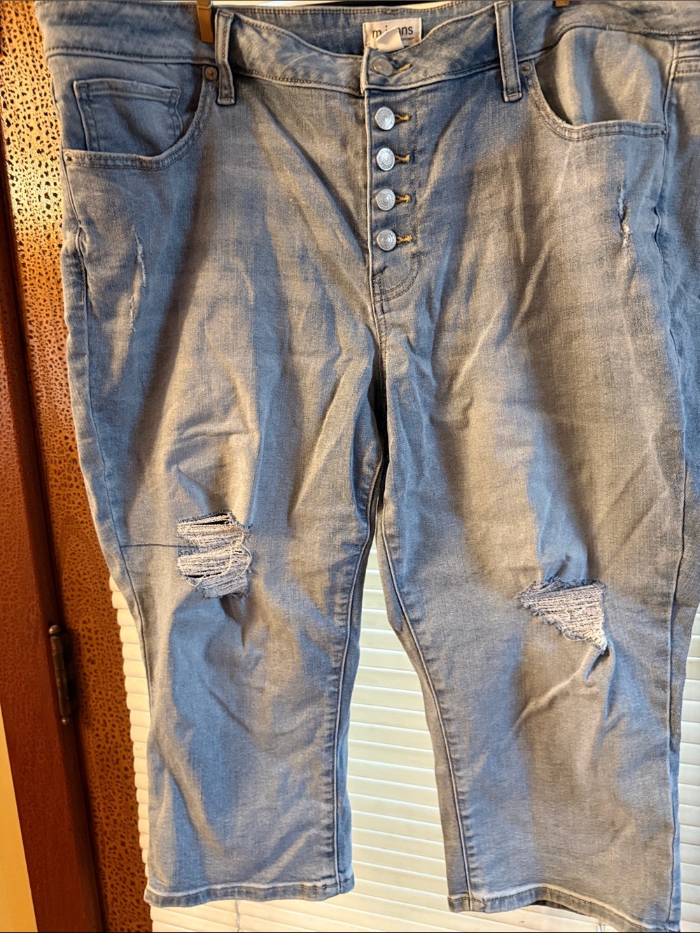 Button-Fly Distressed Light Blue Women’s Capri Jeans